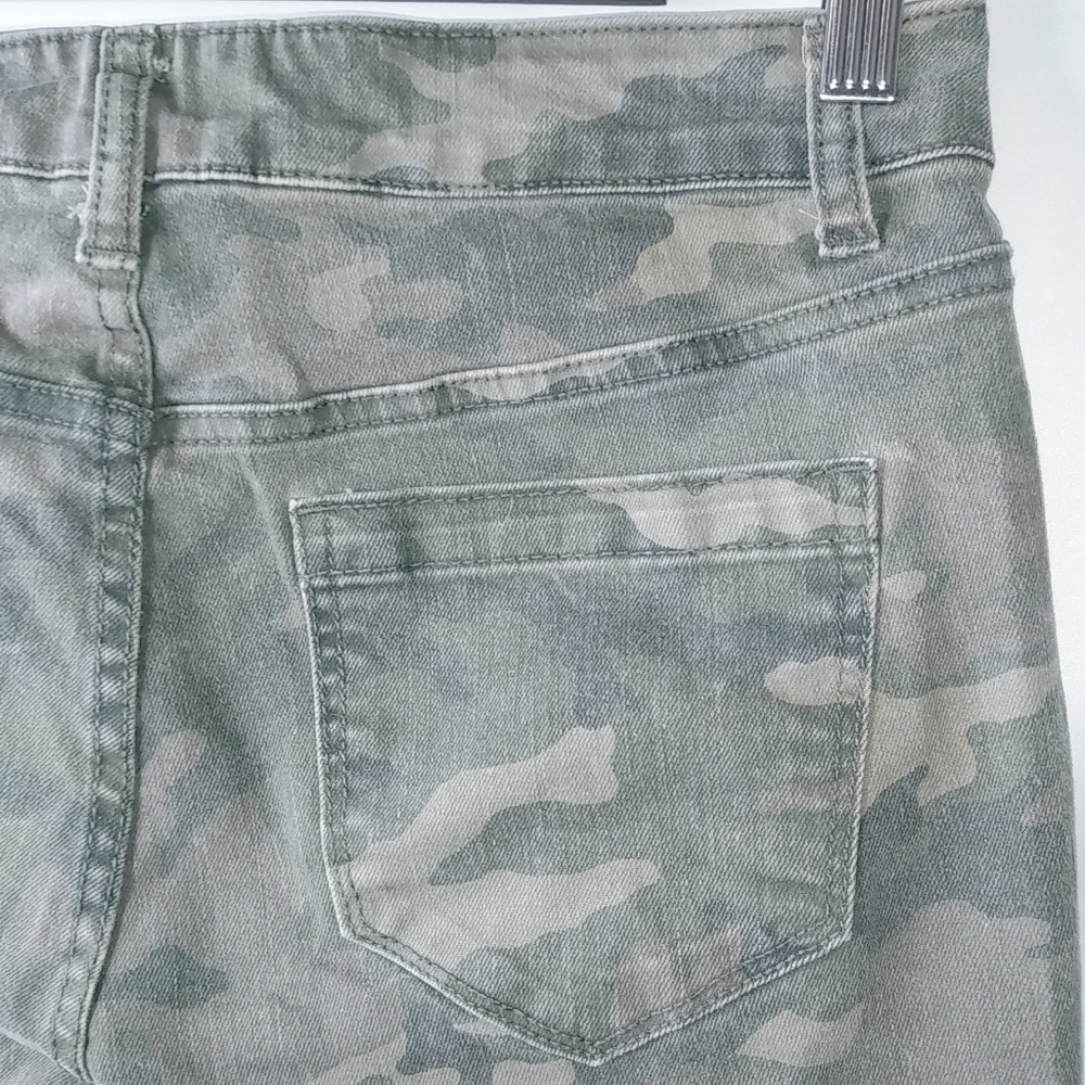 NoBo 11 30x23 Cammo Mid Rise Raw Hem Capri Pants - Picture 4 of 8